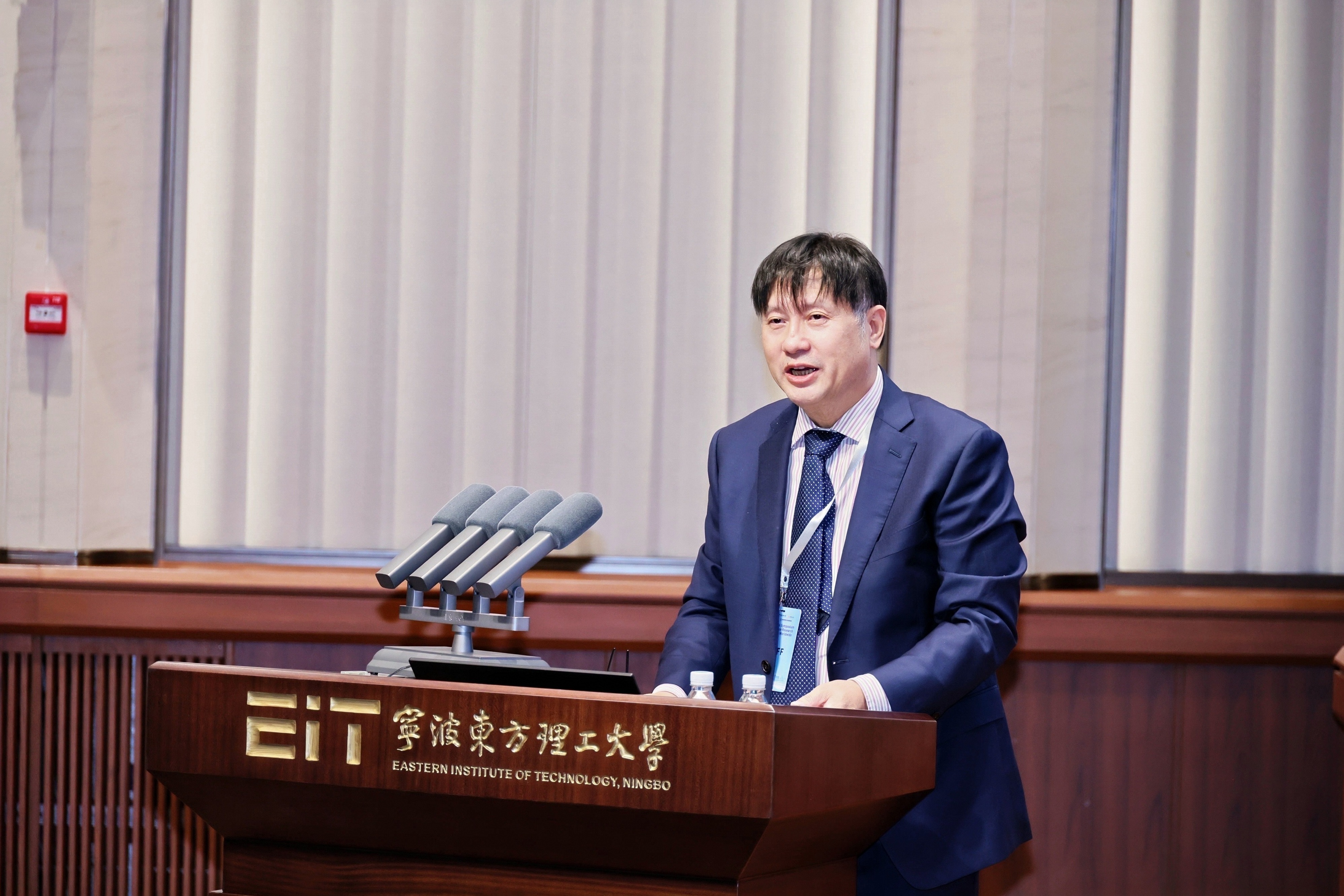 李存标教授主持开幕式.jpg